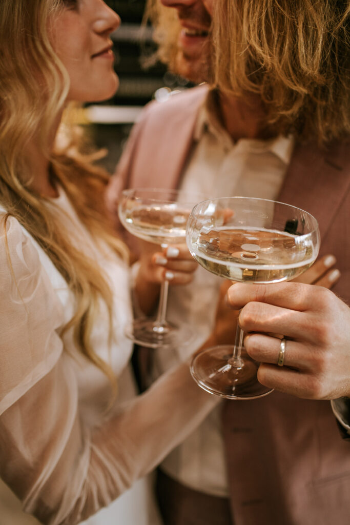 Couple marié champagne wedding planner lyon noce machine