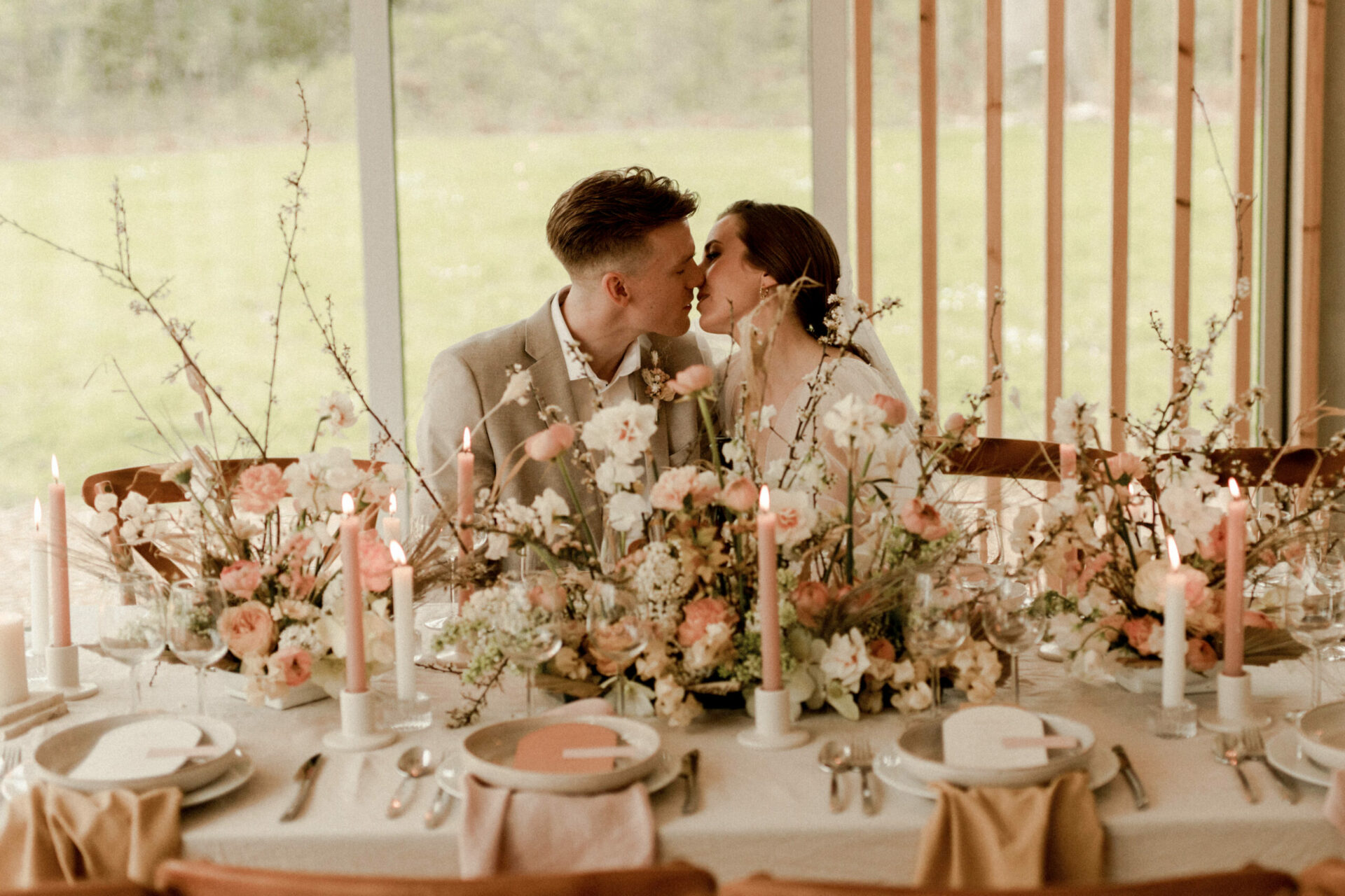 couple marié table décoration mariage normandie deauville wedding planner noce machine